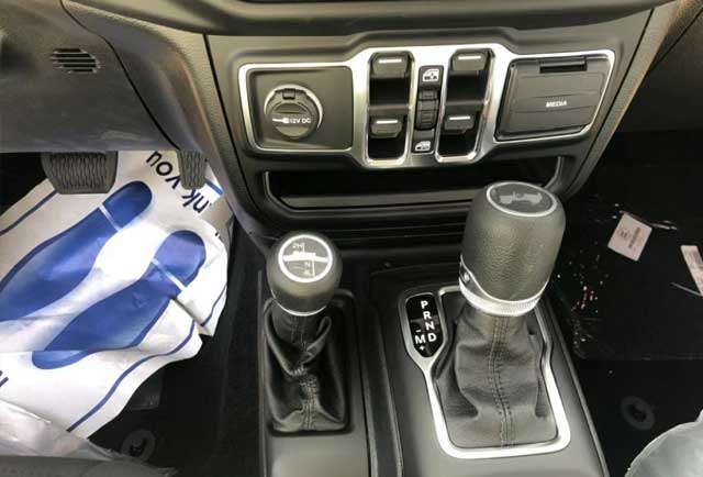  21款牧马人2.0T自动 四门 硬顶 Sport S