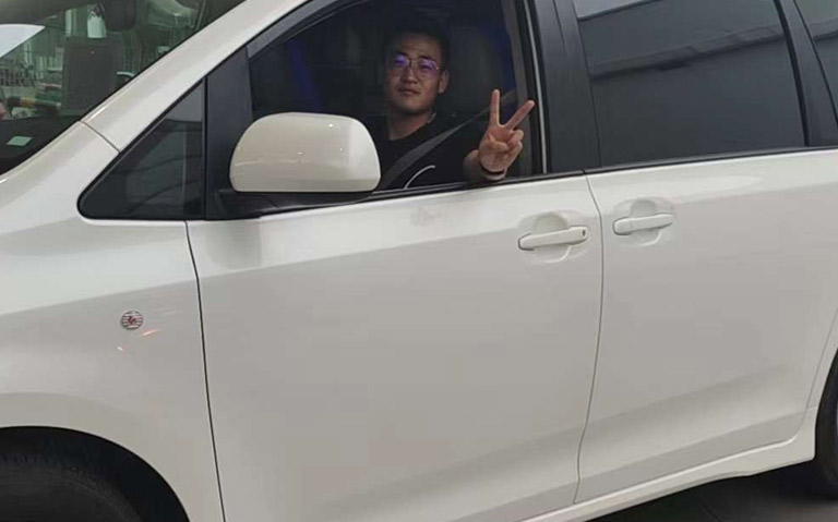 恭喜广东中山黄总喜提3.5丰田塞纳车